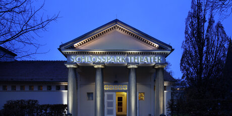 Außenansicht des Schlosspark Theaters in Berlin