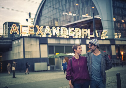 Junges Paar vor dem S-Bahnhof Alexanderplatz in der Dämmerung