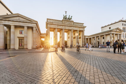 Il punto di riferimento di Berlino, la Porta di Brandeburgo alla luce del sole