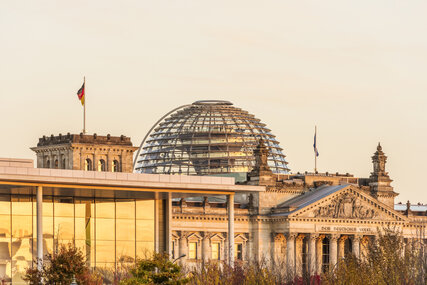 Cúpula del Reichstag de Berlín vista en luz cálida