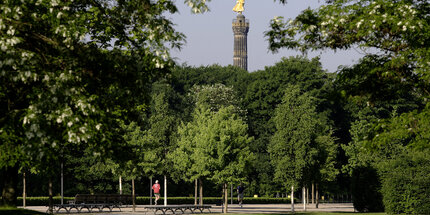Columna de la victoria de Berlín en el Tiergarten de verano
