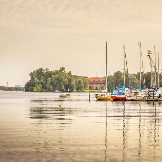 Angedockte Segelboote am Tegeler See in Berlin