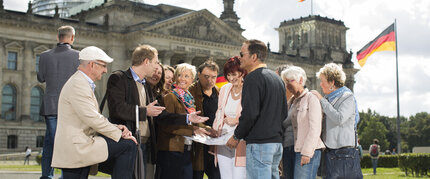 Gruppenreise nach Berlin - Führung vor dem Reichstag