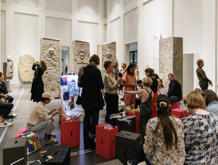 Teilnehmer*innen des Workshops "Sticken und Schwätzen" im Ethnologischen Museum des Humboldt Forums