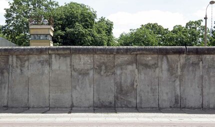 Muro de Berlín, después de 1989 con la torre de vigilancia de la RDA