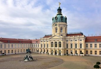 Berlin, Schloss Charlottenburg, Blick auf das Alte Schloss und den Ehrenhof.