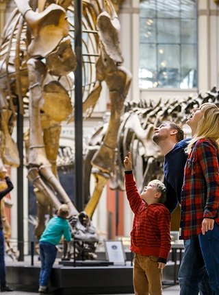 Familie im Museum für Naturkunde Berlin