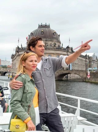 Ein Paar auf einer Schiffstour mit der Reederei Winkler in Berlin