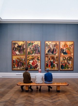 Männer in der Gemäldegalerie