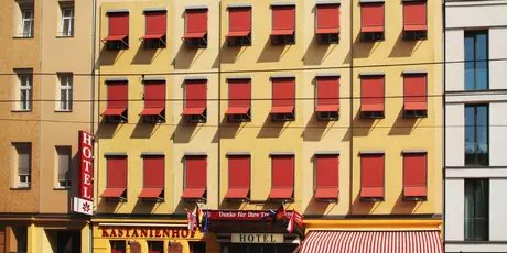Hotelfassade und Eingang