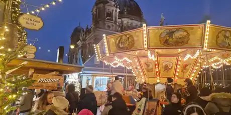 Historischer Weihnachtsmarkt, Schlossplatz in Mitte am Abend.