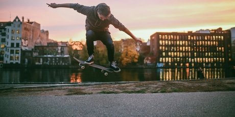 Skateboarding tricks in Berlin by the Spree river