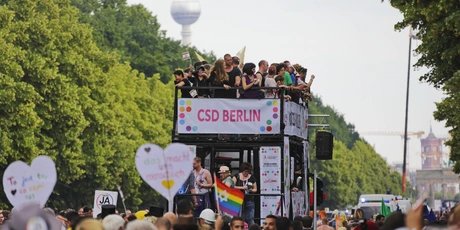 Gruppe auf dem Bus beim Christopher Street Day