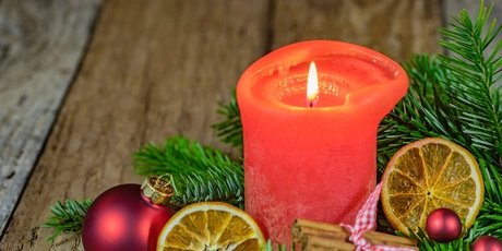 Adventskerze mit weihnachtlicher Deko