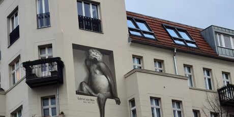 Streetart a Friedrichshain: scimmia come giudice d'arte dedicata a Gabriel von Max