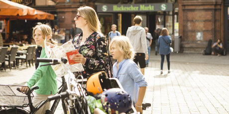 family with bicycles at Hackescher Markt