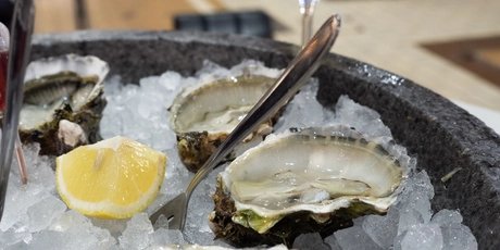 Austern und Weißwein auf dem Tisch