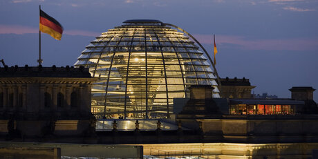 Kuppel des Reichstags in Berlin - Mitte am Abend