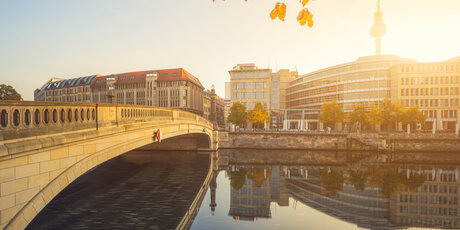 Friedrichsbrücke sulla Sprea a Berlino-Mitte alla luce dell'autunno