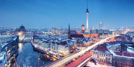 Panorama von Berlin mit Fernsehturm im Winter