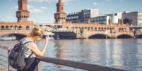 Frau vor Oberbaumbrücke