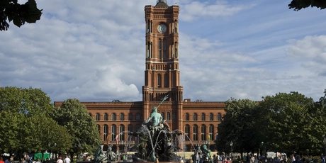 Exterioir view Berliner Town Hall with the fontain