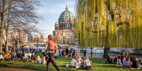Jogging près de la cathédrale de Berlin au printemps