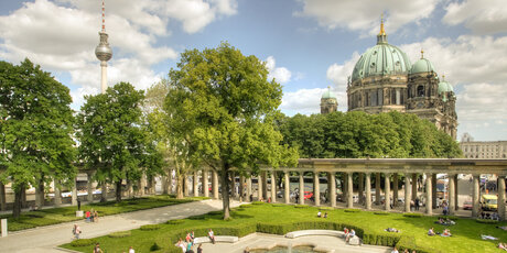 Säulengang am Alten Museum mit Blick auf den Berliner Dom