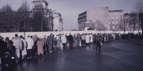 Fall der Berliner Mauer 1989: Warteschlange