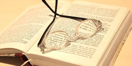 Buch und Brille