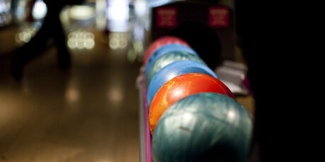 Palle da bowling colorate su rack su pista da bowling