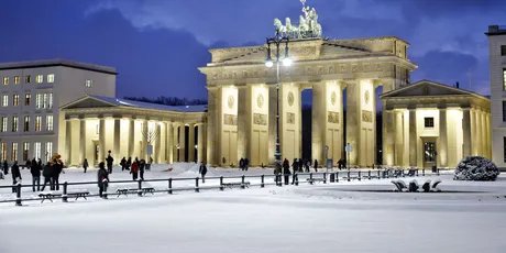 Brandenburger Tor mit Schnee im Winter