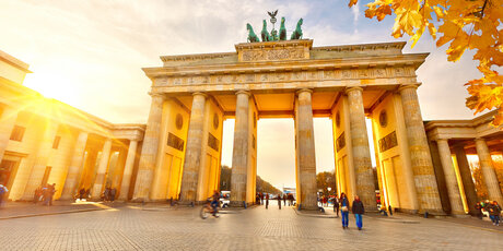La Puerta de Brandenburgo con la Cuadriga en Berlín a contraluz otoñal