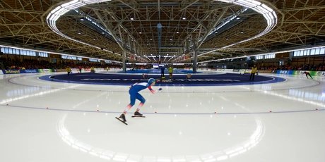 Eishalle mit Schlittschuhläufer im Sportforum Hohenschönhausen