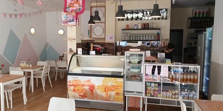 Innenraum und Theke mit Kuchen und Eis des Kindercafés Krümelkeks