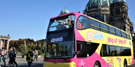 Autobus di "Berlin City Circle Sightseeing" davanti al Duomo di Berlino