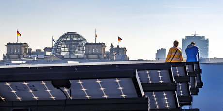 Blick auf das Bundestagsgebäude vom Solardach des Futuriums