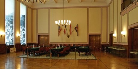 Sala del museo Berlin-Karlshorst con lámpara de araña
