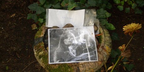 Grab der Sängerin Nico und ihrer Mutter auf dem Friedhof Grunewald-Forst