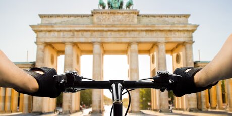 Ciclistas en Berlín en la Puerta de Brandenburgo