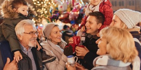 Glückliche Familie auf dem Weihnachtsmarkt