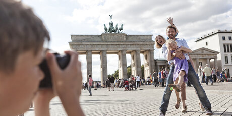Familie vor der Berliner Sehenswürdigkeit Brandenburger Tor