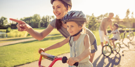 Familias en Berlín - madre con su hija en una bicicleta