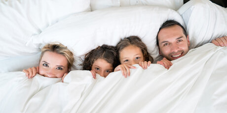 Glückliche Familie im Bett