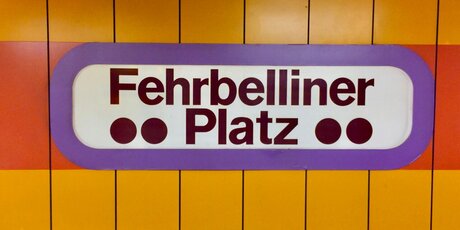 Schild U-Bahnhof Fehrbelliner Platz
