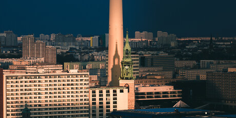 St. Marienkirche wirft Schatten auf den Berliner Fernsehturm