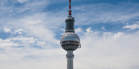 Der Fernsehturm am Alexanderplatz in Berlin