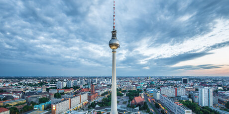 Berliner Fernsehturm mit Berlin-Panorama