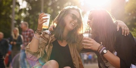 junge Mädchen auf Musikfestival