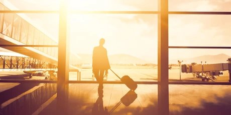 Fluggast im Flughafen